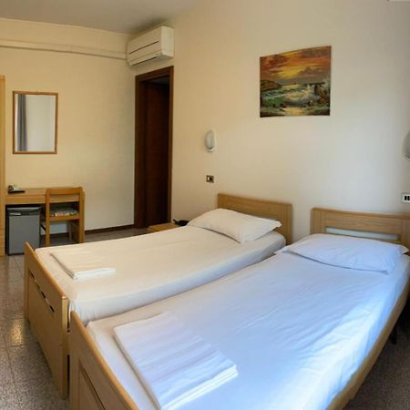 Garni Onda Hotel Torri Del Benaco Ruang foto