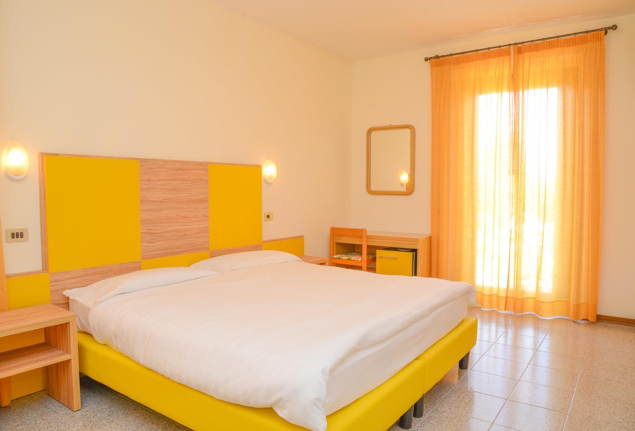Garni Onda Hotel Torri Del Benaco Bagian luar foto
