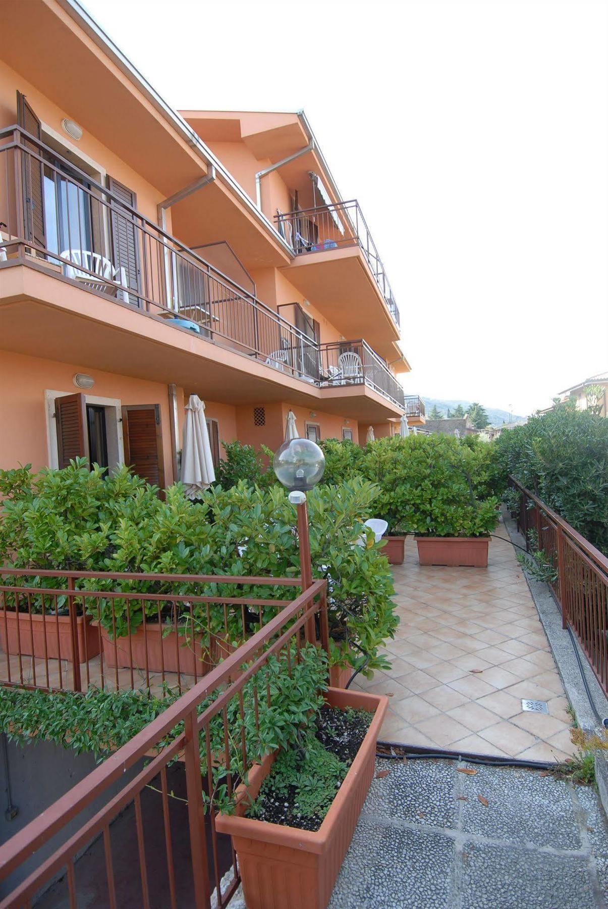 Garni Onda Hotel Torri Del Benaco Bagian luar foto