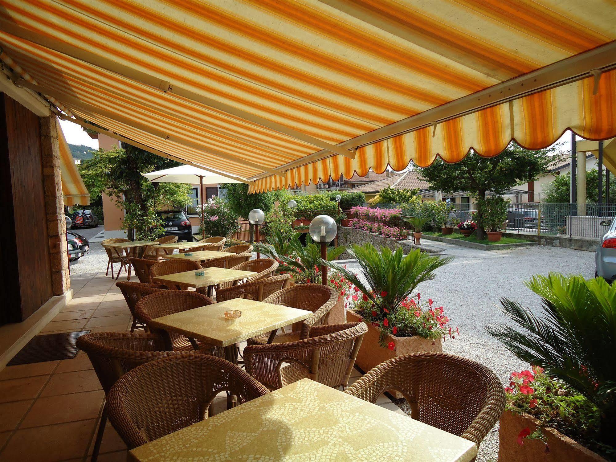 Garni Onda Hotel Torri Del Benaco Bagian luar foto