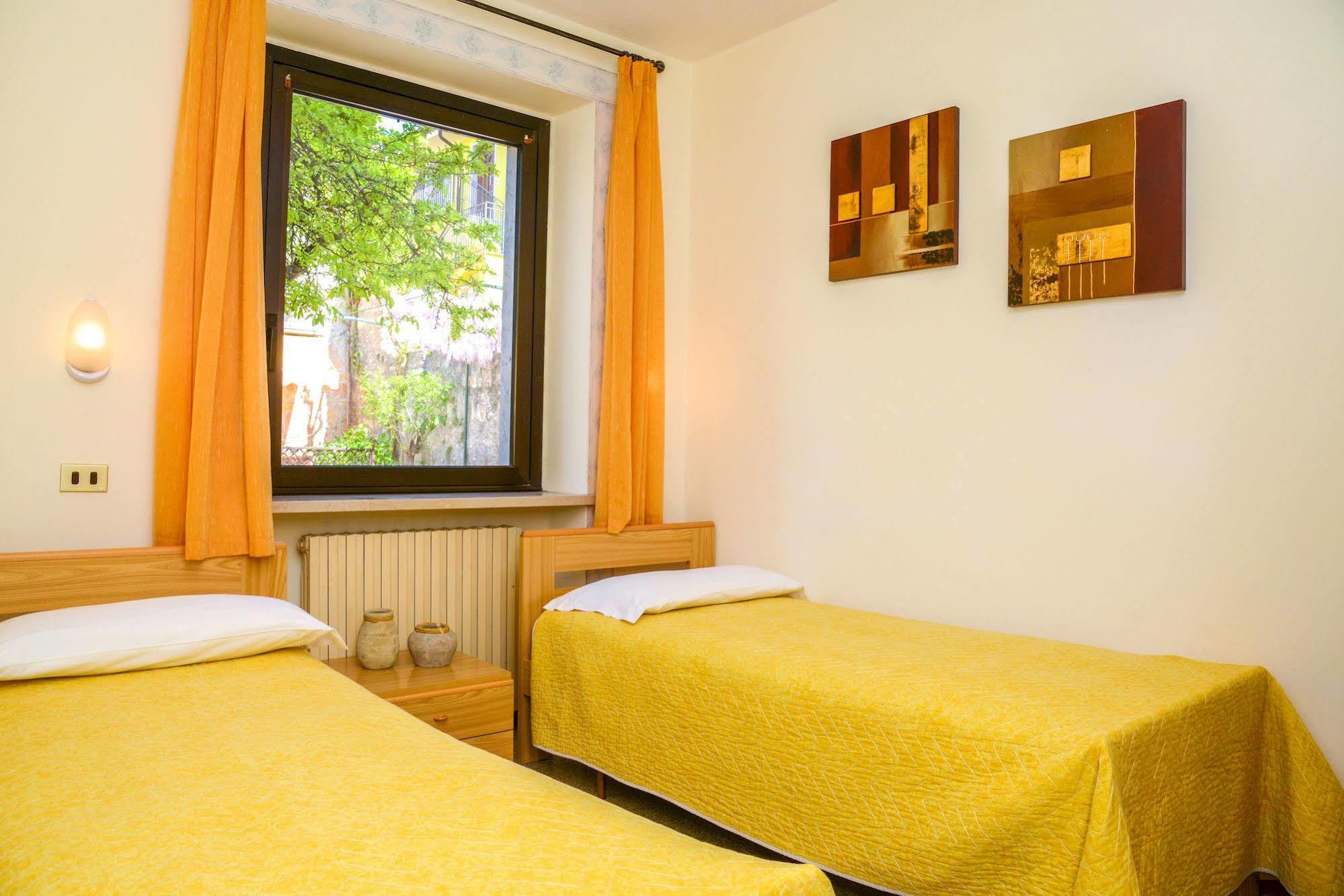 Garni Onda Hotel Torri Del Benaco Bagian luar foto