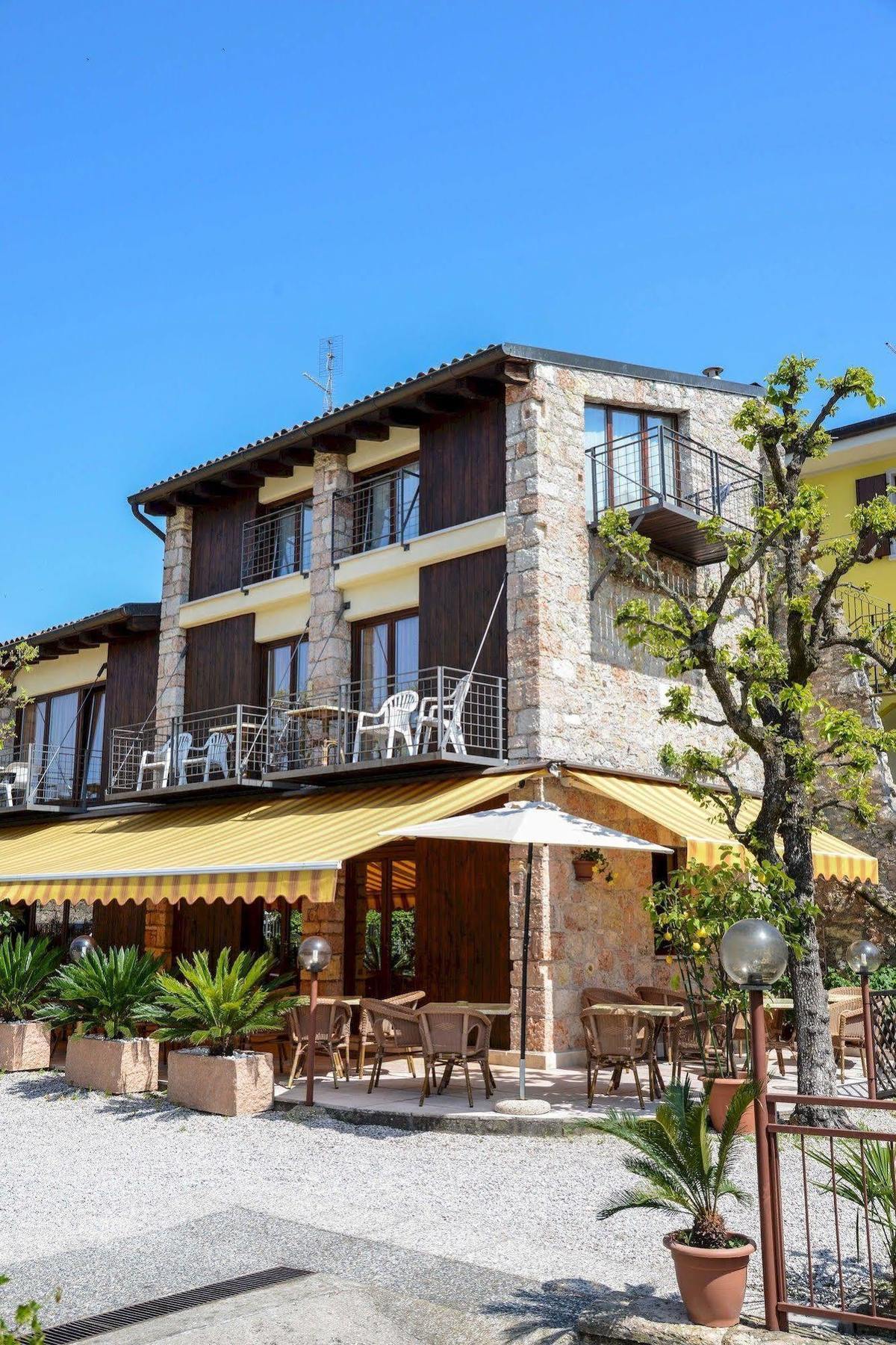 Garni Onda Hotel Torri Del Benaco Bagian luar foto