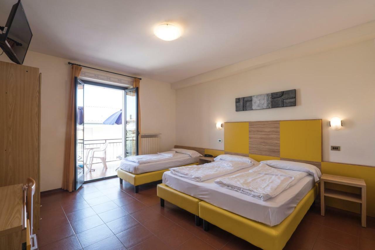 Garni Onda Hotel Torri Del Benaco Bagian luar foto